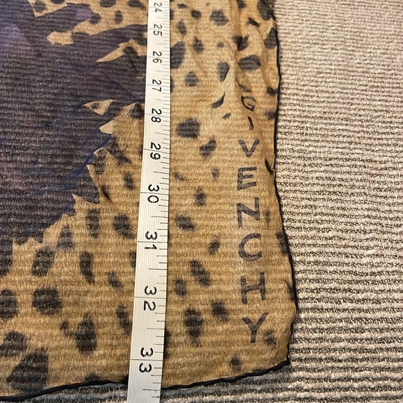 GIVENCY Beautiful and timeless, Fall  Floral Scarf . - Picture 6 of 6